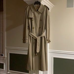 Burberry trench coat 🧥